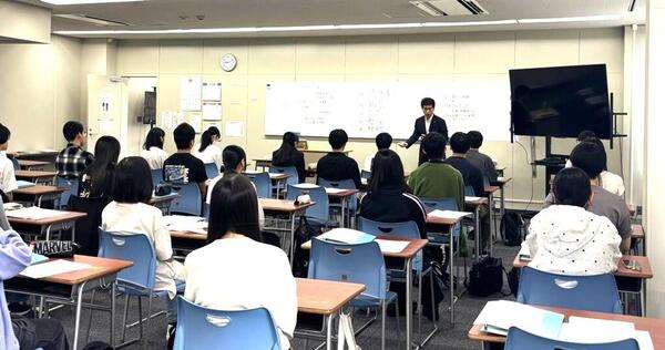 校長講話を聞く３年生.jpg