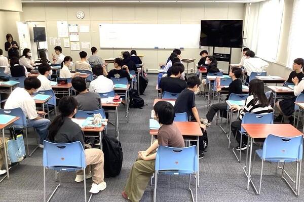 校長講話を聞いて感想を共有する２年生.jpg